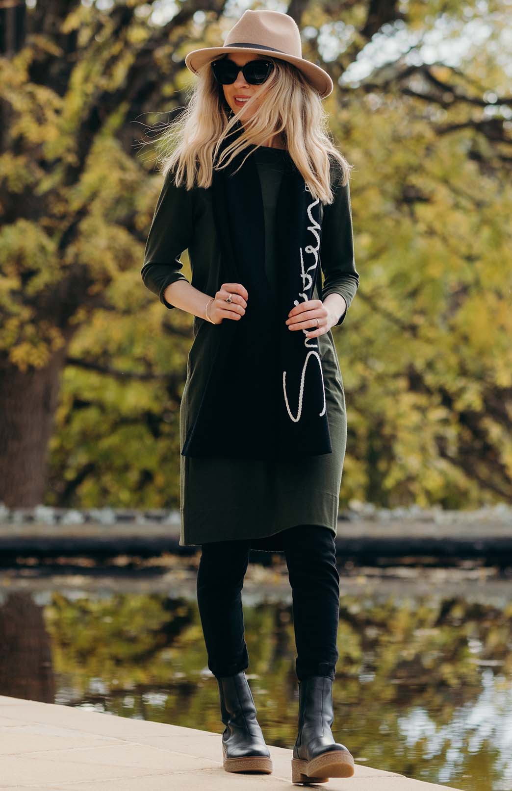 Black Smitten Merino Women&#39;s Logo Fine Knit Scarf
