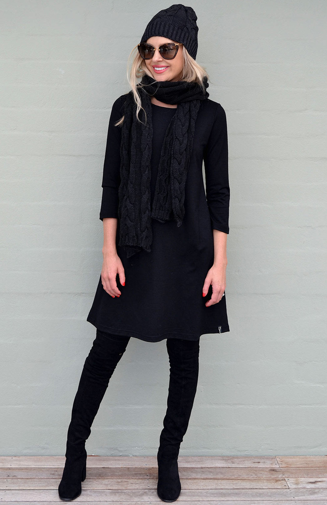 Black Women's Merino Wool Chunky Cable Knit Scarf