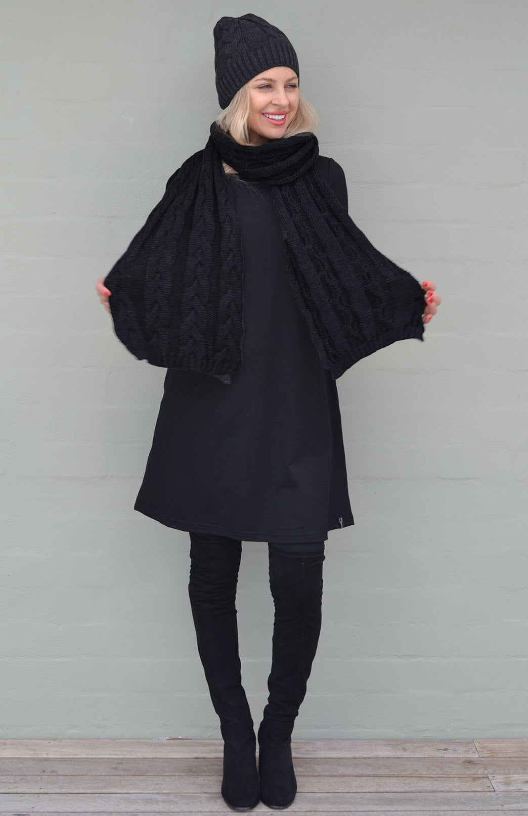 Black Women's Merino Wool Chunky Cable Knit Scarf