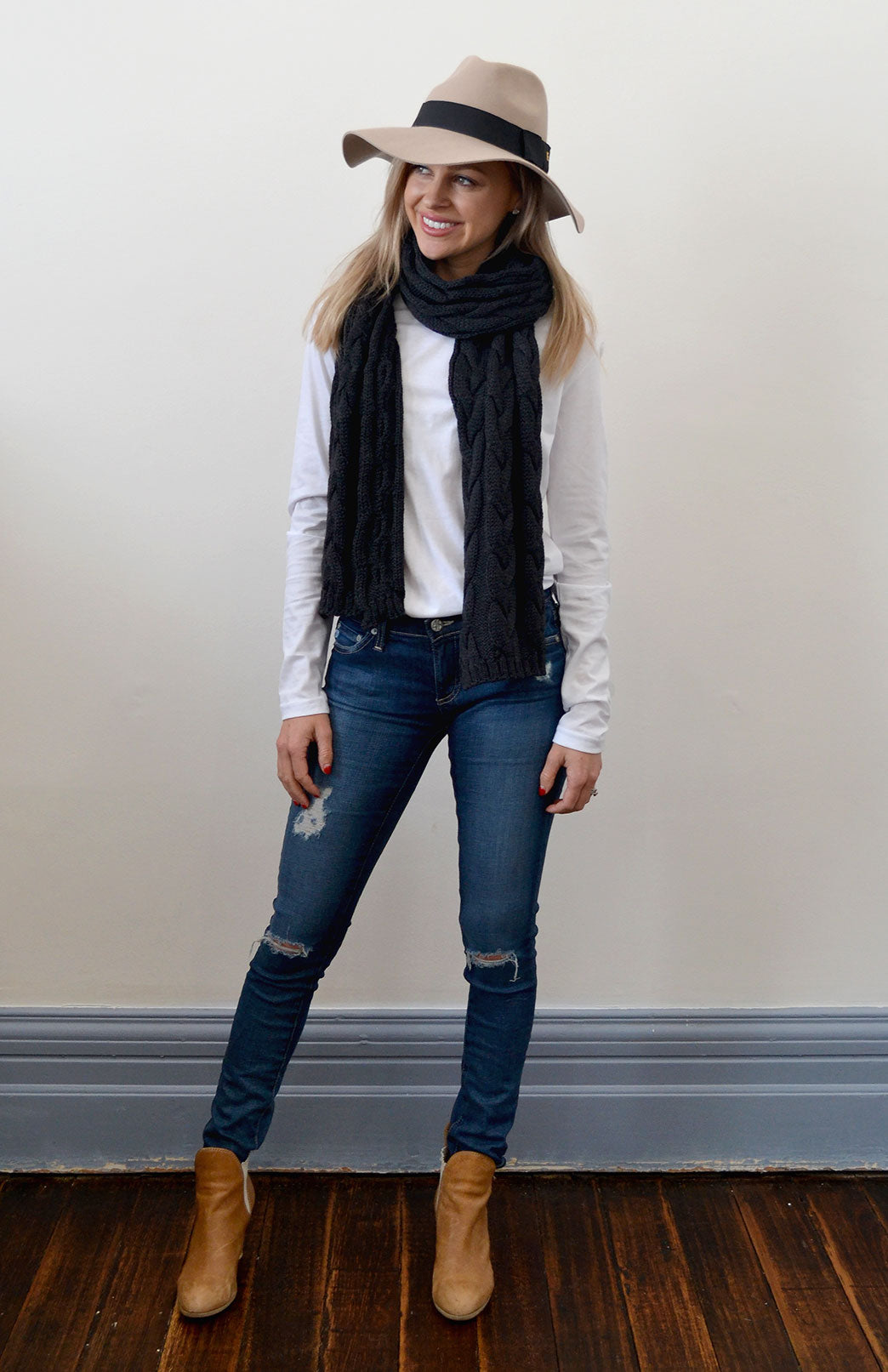 Charcoal Grey Women&#39;s Merino Wool Chunky Cable Knit Scarf
