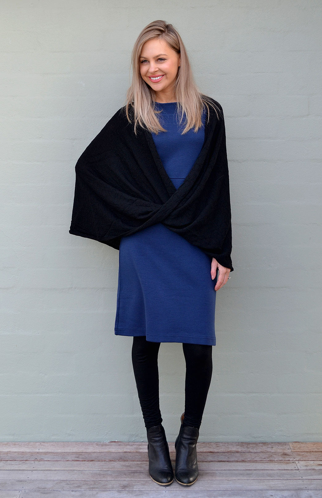 Black Women's Merino Wool One Size Twisted Wrap