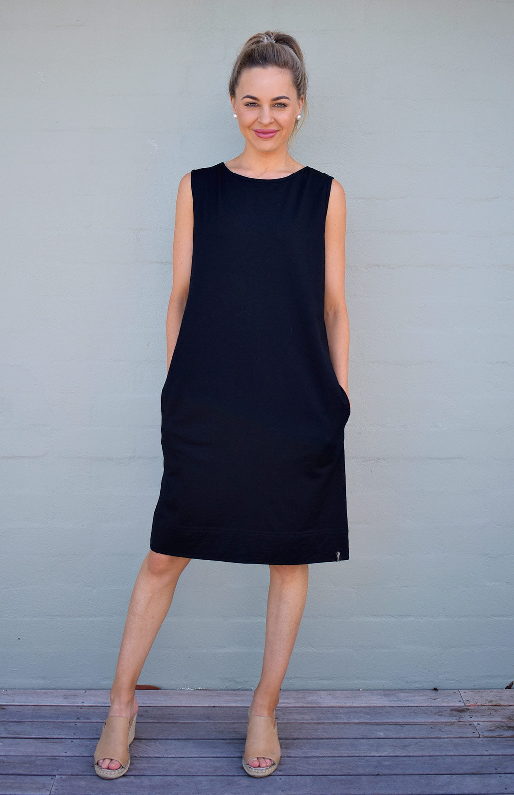 Black Women's Sleeveless Shift Dress in Light 150gsm Pure Merino Wool