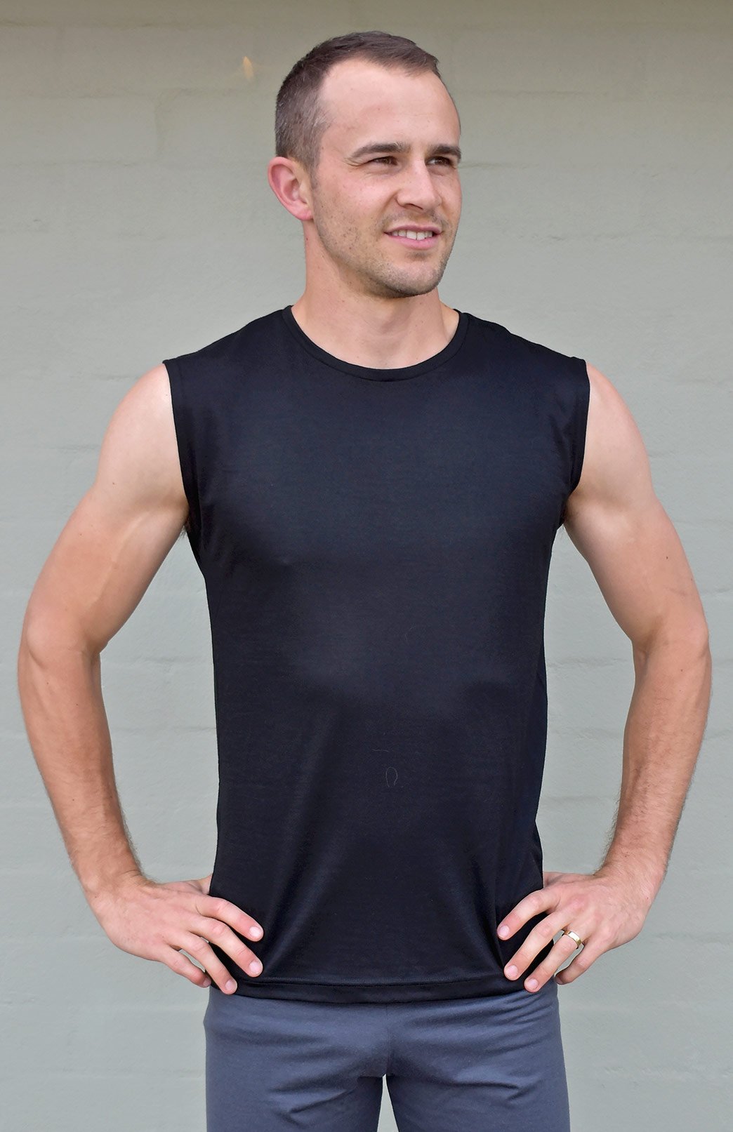 Black Men&#39;s Ultralight Merino Wool Sleeveless Tank Top
