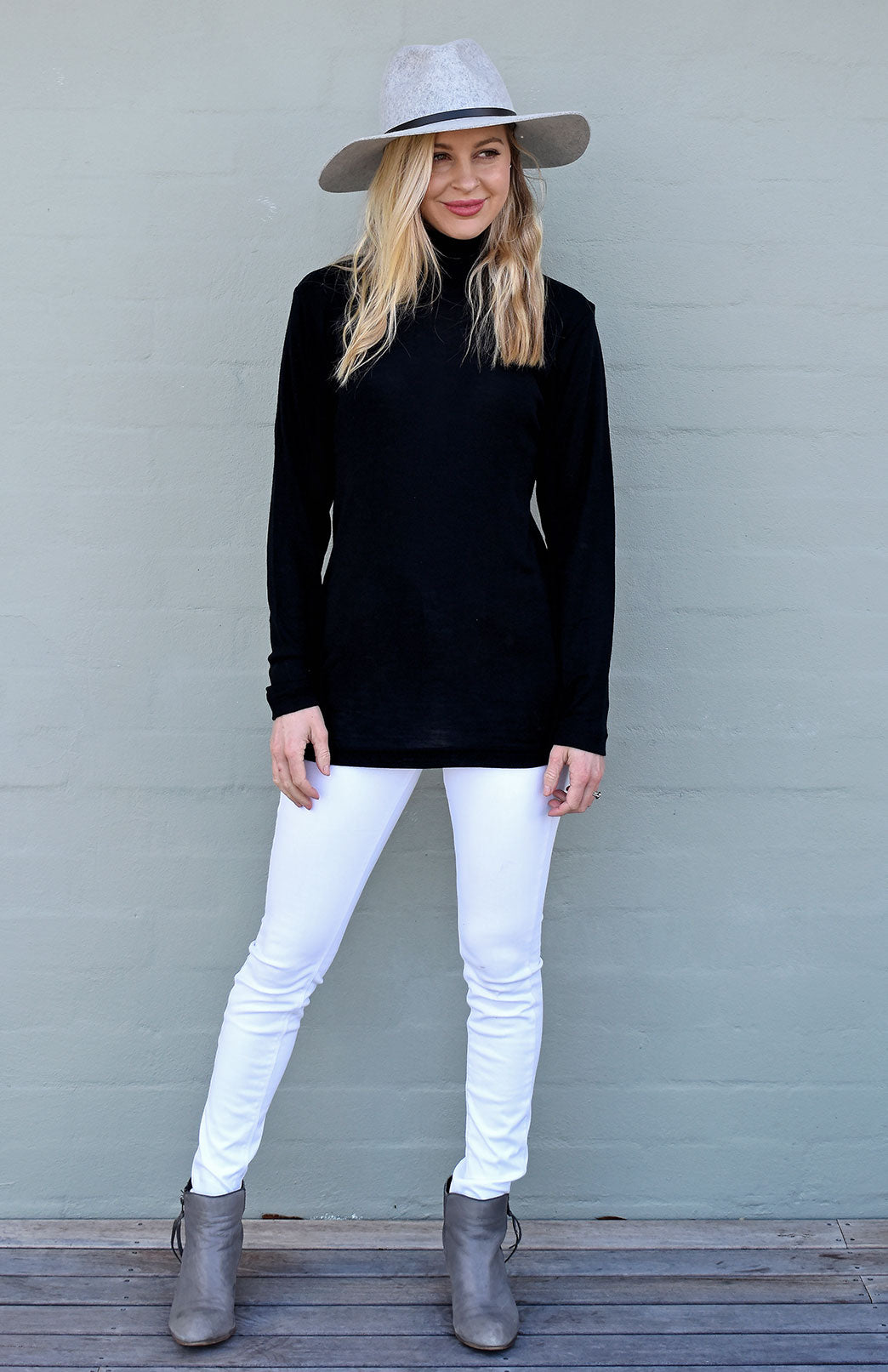 Black Women&#39;s Merino Wool Long Sleeve Turtle Neck Top
