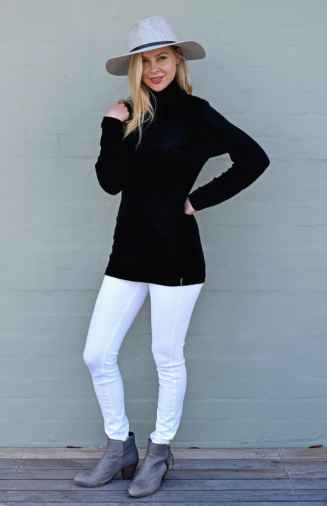 Black Unisex Merino Wool Long Sleeve Turtle Neck Top