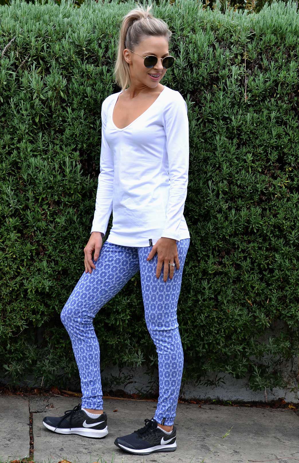 Leggings Women's Blue Daisy Patterned Leggings with elastic waistband