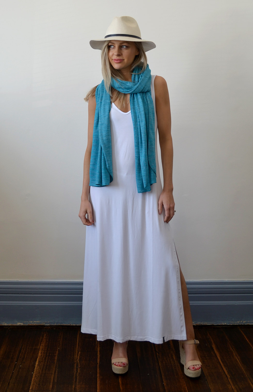 maxi model neck