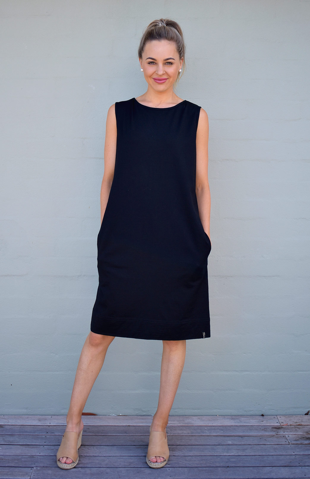 black travel dress with sleeves